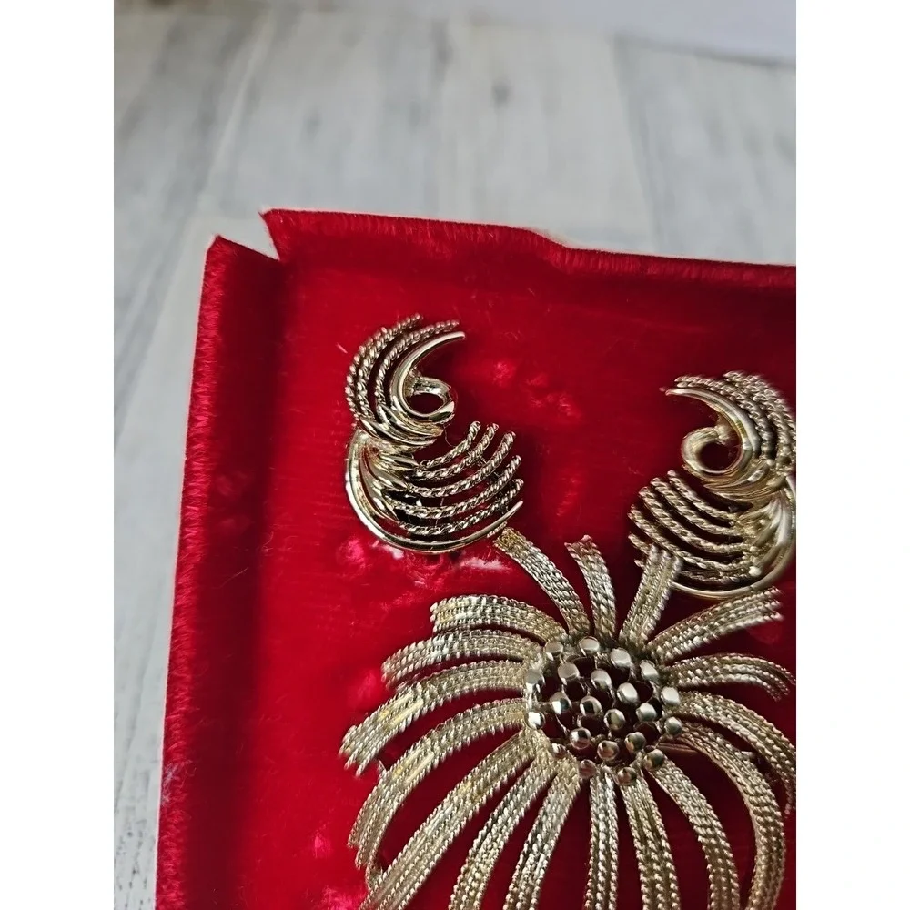 VINTAGE LARGE SIGNED LISNER PIN BROOCH GOLD TONE FLOWER 3 1/8